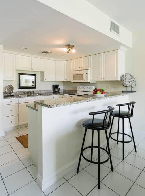 Beach Living At Island Pine Villas Blp Джордж Таун Екстериор снимка