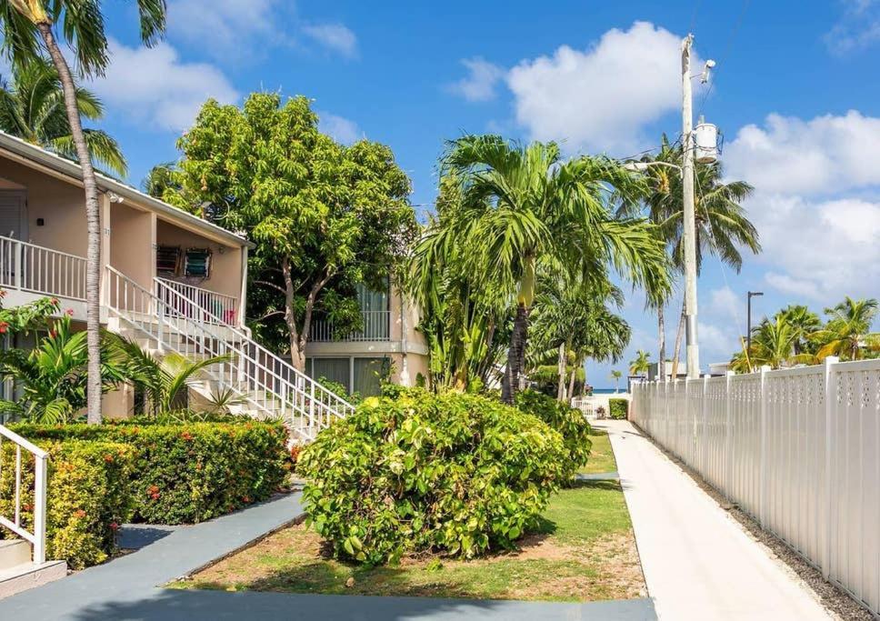 Beach Living At Island Pine Villas Blp Джордж Таун Екстериор снимка